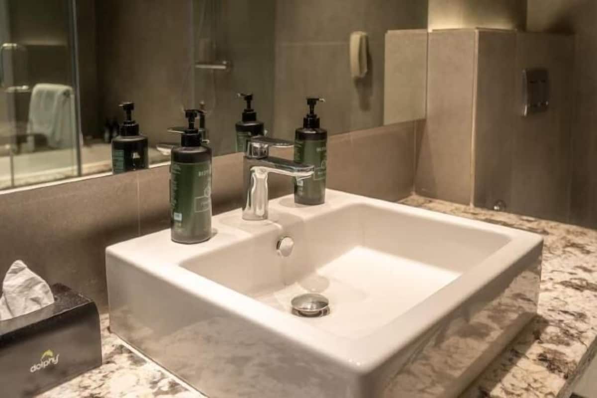 Bathroom | Free toiletries, hair dryer, slippers, towels