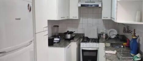 Comfort Apartment, Partial Sea View | Private kitchen