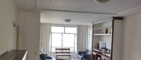 Apartemen Comfort, pemandangan laut terbatas | Area keluarga | TV layar datar