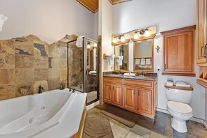 Een douche, een bubbelbad, een haardroger, handdoeken