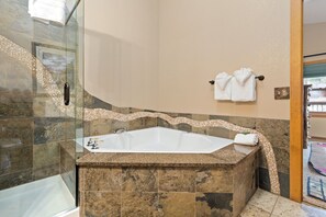 Dusche, Whirlpool, Haartrockner, Handtücher
