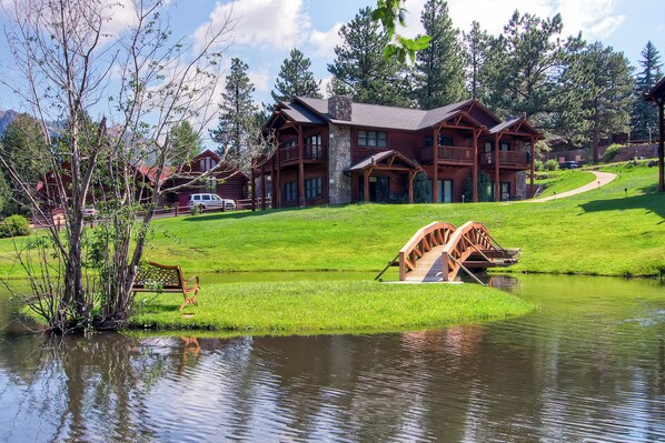 Exterior - DLX 2 BR W/Pvt balcony, mtn view, jet tub, Fireplace (Estes Park)