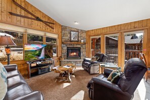 TV, fireplace - DLX 2 BR W/Pvt balcony, mtn view, jet tub, Fireplace (Estes Park)