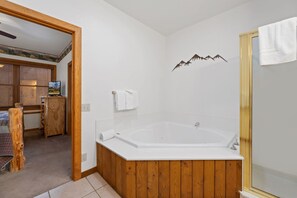 Dusche, Whirlpool, Haartrockner, Handtücher