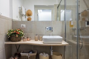 Harmonie | Bathroom | Hair dryer, towels, soap, shampoo