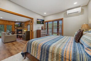 1 bedroom, iron/ironing board, free WiFi, bed sheets - Inviting Mountain Stay • Fireplace • Near RMNP (Estes Park)