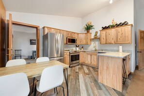 Fridge, microwave, stovetop, dishwasher