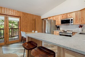 Kühlschrank, Mikrowelle, Herdplatte, Geschirrspüler