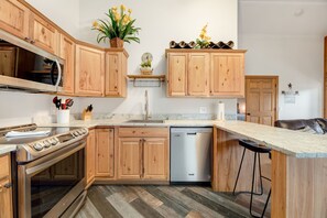 Fridge, microwave, stovetop, dishwasher