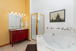 Ducha, bañera de hidromasaje, secador de pelo y toallas