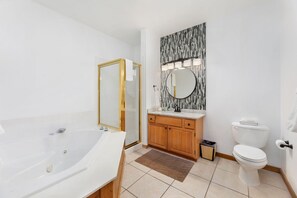 Douche, baignoire à jets, sèche-cheveux, serviettes fournies