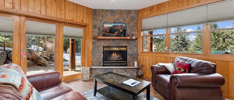 Een televisie en een open haard