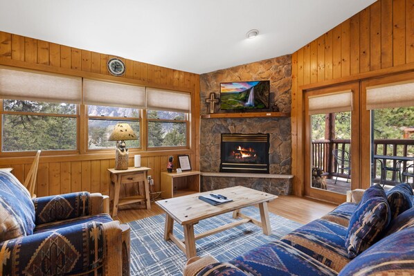 Una televisión, una chimenea