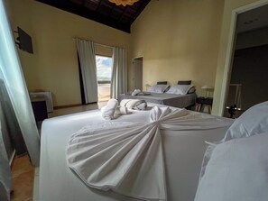 Quarto quádruplo superior com sacada - Segundo andar | Free WiFi - Pousada Recanto de Igaratá (Igarata)