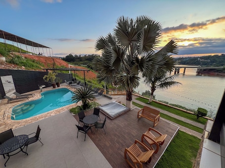 Una piscina al aire libre