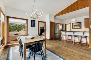 Dining - Stylish Mountain Retreat • Fireplace • Near RMNP (Estes Park)