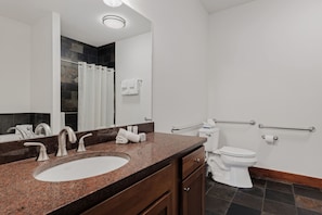 Regadera, tina de hidromasaje, secadora de cabello, toallas 