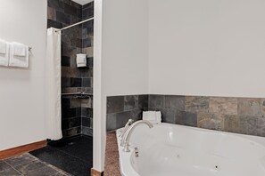Dusche, Whirlpool, Haartrockner, Handtücher