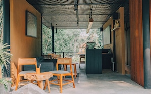 Restaurant - Loji Nyanyi Suite & Brew (Cemagi)