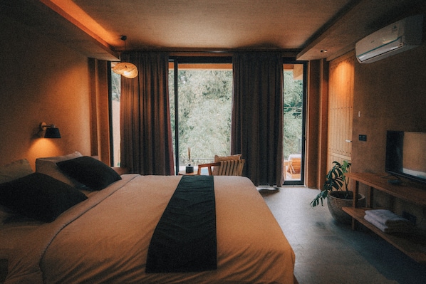 River pool studio | Premium bedding, minibar, desk, laptop workspace - Loji Nyanyi Suite & Brew (Cemagi)