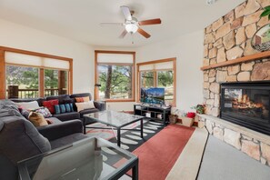 Televisie en een open haard