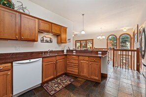 Fridge, microwave, oven, stovetop - 3BR Condo W/Pvt deck, jet tub, fireplace, mtn view (Estes Park)