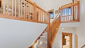 Eine Treppe mit Holzwangen und Teppichstufen, die zu einer Tür führt.
