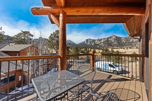 Outdoor dining - DLX 2BR W/Pvt balcony,jet tub,fireplace,mtn view (Estes Park)