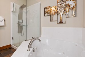 Dusche, Whirlpool, Haartrockner, Handtücher