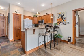 Fridge, microwave, oven, stovetop - LUX 1BR W/pvt balcony,jet tub,fireplace,mtn view (Estes Park)