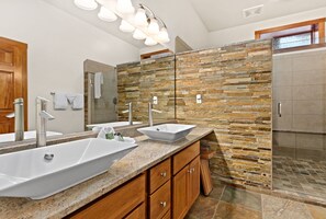 Shower, jetted bath, hair dryer, towels - Cozy Mountain Retreat • Fireplace • Near RMNP (Estes Park)