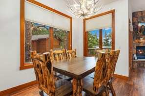 Dining - Cozy Retreat • Fireplace • Near RMNP (Estes Park)