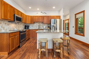 雪櫃、微波爐、焗爐、爐具