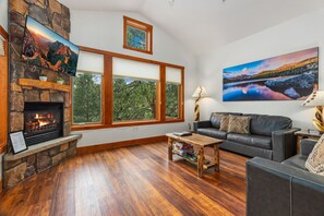 TV, fireplace - Cozy Retreat • Fireplace • Near RMNP (Estes Park)