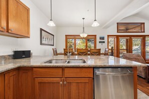 Interior - Wide-Open Mountain Views • Fireplace • Near RMNP (Estes Park)