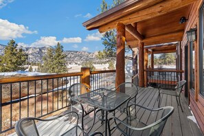 Outdoor dining - Sunset Mountain Retreat • Fireplace • Near RMNP (Estes Park)