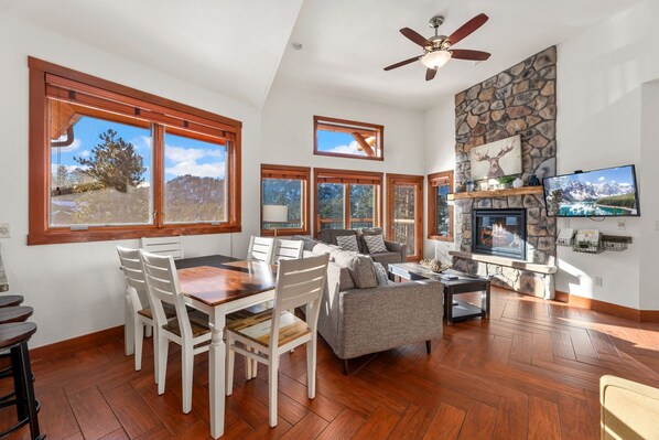 TV, fireplace - Mountain View Retreat • Balcony • Near RMNP (Estes Park)