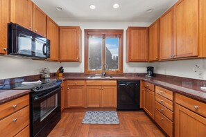 Fridge, microwave, oven, stovetop - LUX 3BR W/Pvt balcony,jet tub,fireplace,mtn view (Estes Park)