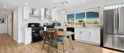 Full-size fridge, microwave, oven, stovetop