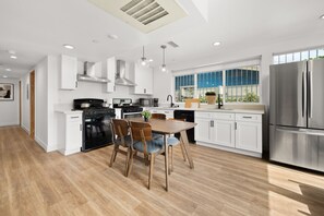 Full-sized fridge, microwave, oven, stovetop