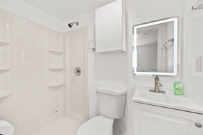 Douche, serviettes fournies, shampoing, papier toilette