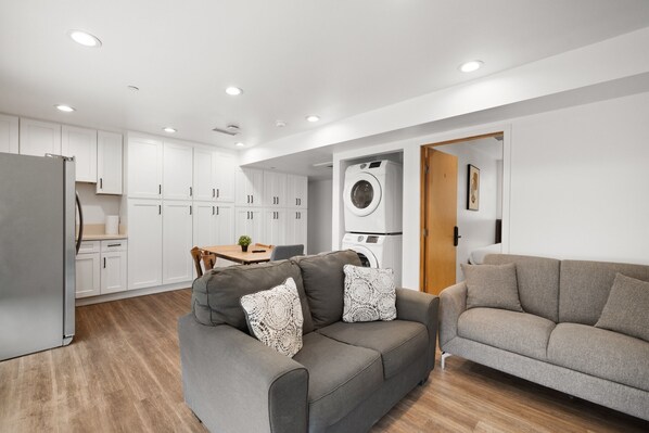 Living area - USC Charming Retreat (Los Angeles)