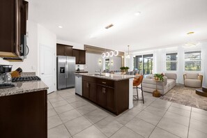 Microwave, dishwasher, high chair - 6 Bedrooms / 5.5 Bathrooms / Solterra (7642OL) (Davenport)