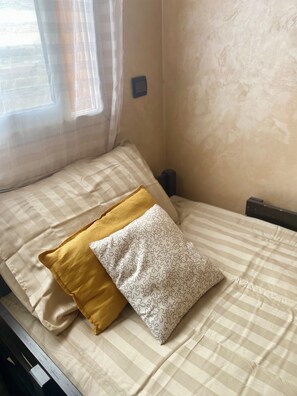 1 chambre, bureau, fer et planche à repasser, accès au Wi-Fi (inclus)