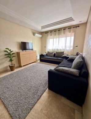 TV, books, computer monitors - Near Airport – Apartment with Atlas View in the Heart of Marrakech (Marrakech)