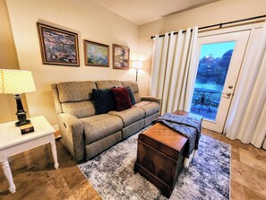 Living area - Discover Dragon Fly (Hot Springs)