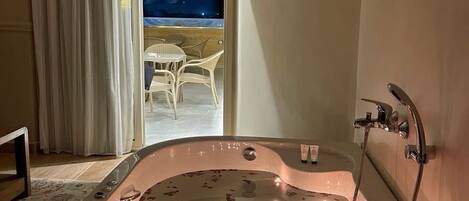 Kamar Quadruple Deluks, pemandangan gurun | Seprai premium, busa memori, minibar, dan brankas