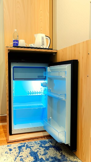 Hochwertige Bettwaren, Betten mit Memory-Foam-Matratzen, Minibar