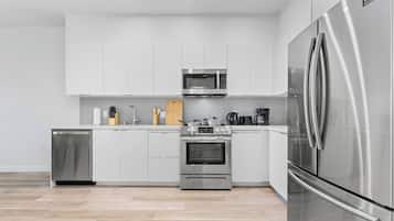 Comfort Studio | Private kitchen | Full-size fridge, microwave, oven, stovetop