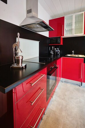 Fridge, microwave, oven, stovetop - Stylish Apartment in City Center with WiFi, AC, in fabulous Strasbourg (Strasbourg)